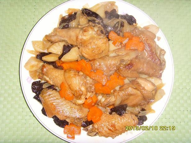 フゥソシャジーチー（台湾語：紅焼雞翅）:鷄手羽のオイスター風味煮込み。