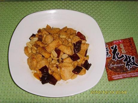 ゴソバオジ一ディン（台湾語：宮保鶏丁）:鶏肉とカシューナッツの唐辛子炒め