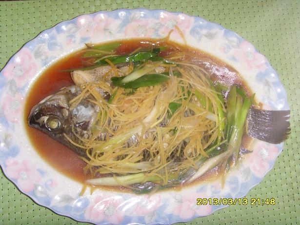 チンヂォンユィ(台湾語：清蒸魚）:魚にネギなどの香味野菜の載せ、丸ごと蒸したもの