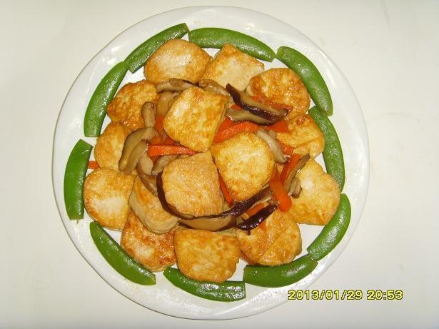 チェソトウフー（台湾語：煎豆腐）:豆腐を油で焼き、醤油で味付けした簡單料理。濃い味付でご飯にも合うー品