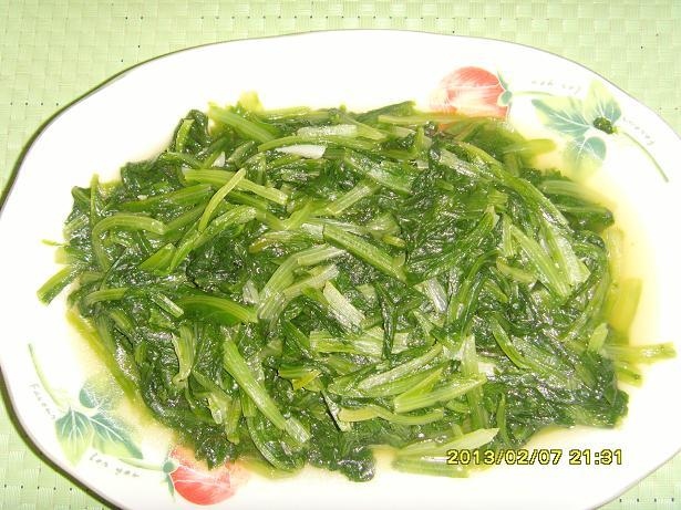 チゃーチェンチァイ（台湾語：炒青菜）:季節の野菜をサッと炒めたもの。ニンニクが味を引き立てる。